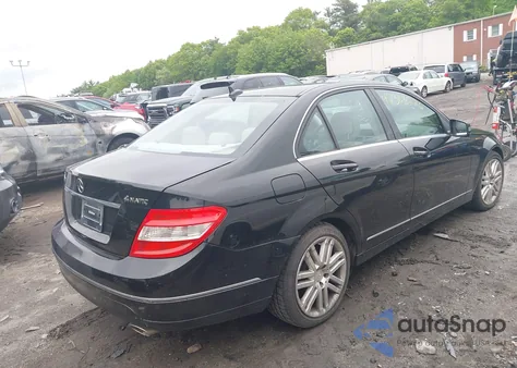 2010 Mercedes-Benz C 300 z USA, uszkodzony, nr VIN WDDGF8BB9AF454536